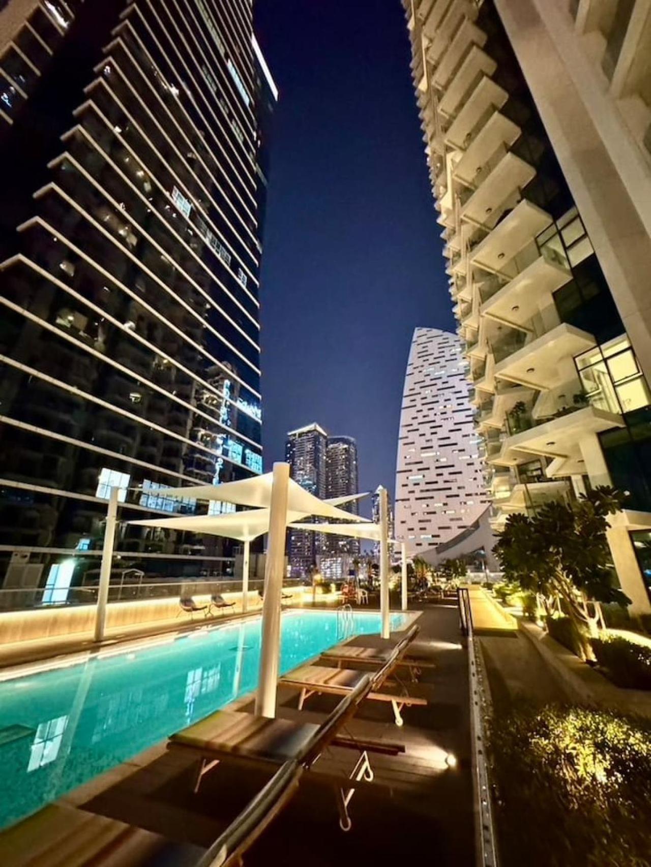 Apartment Infinity Pool - High-floor Modern Comfort - Incredible Views - 2br 8 Pax Dubai