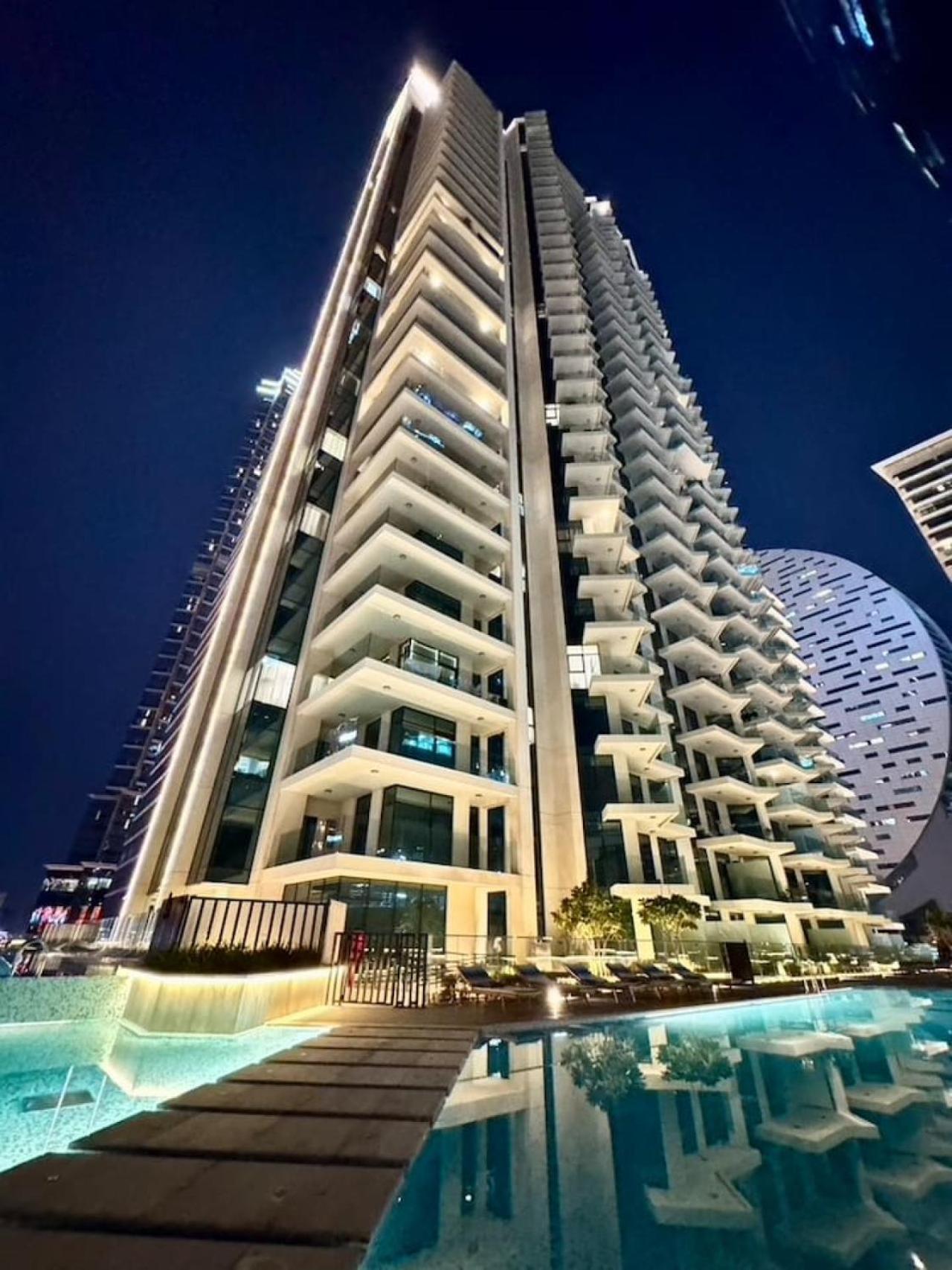 Infinity Pool - High-floor Modern Comfort - Incredible Views - 2br 8 Pax * Dubai