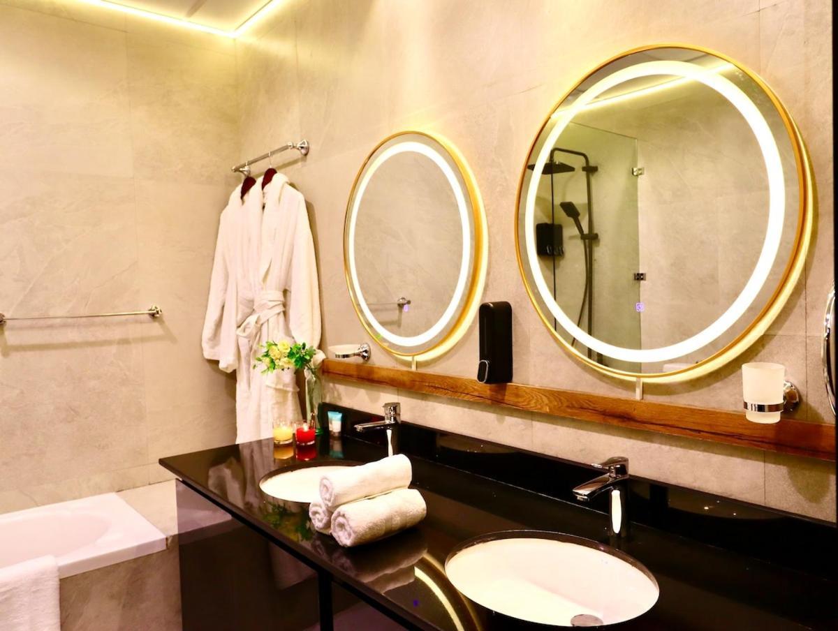 Lavish 3br Retreat With Lovely Marina & Sea Views