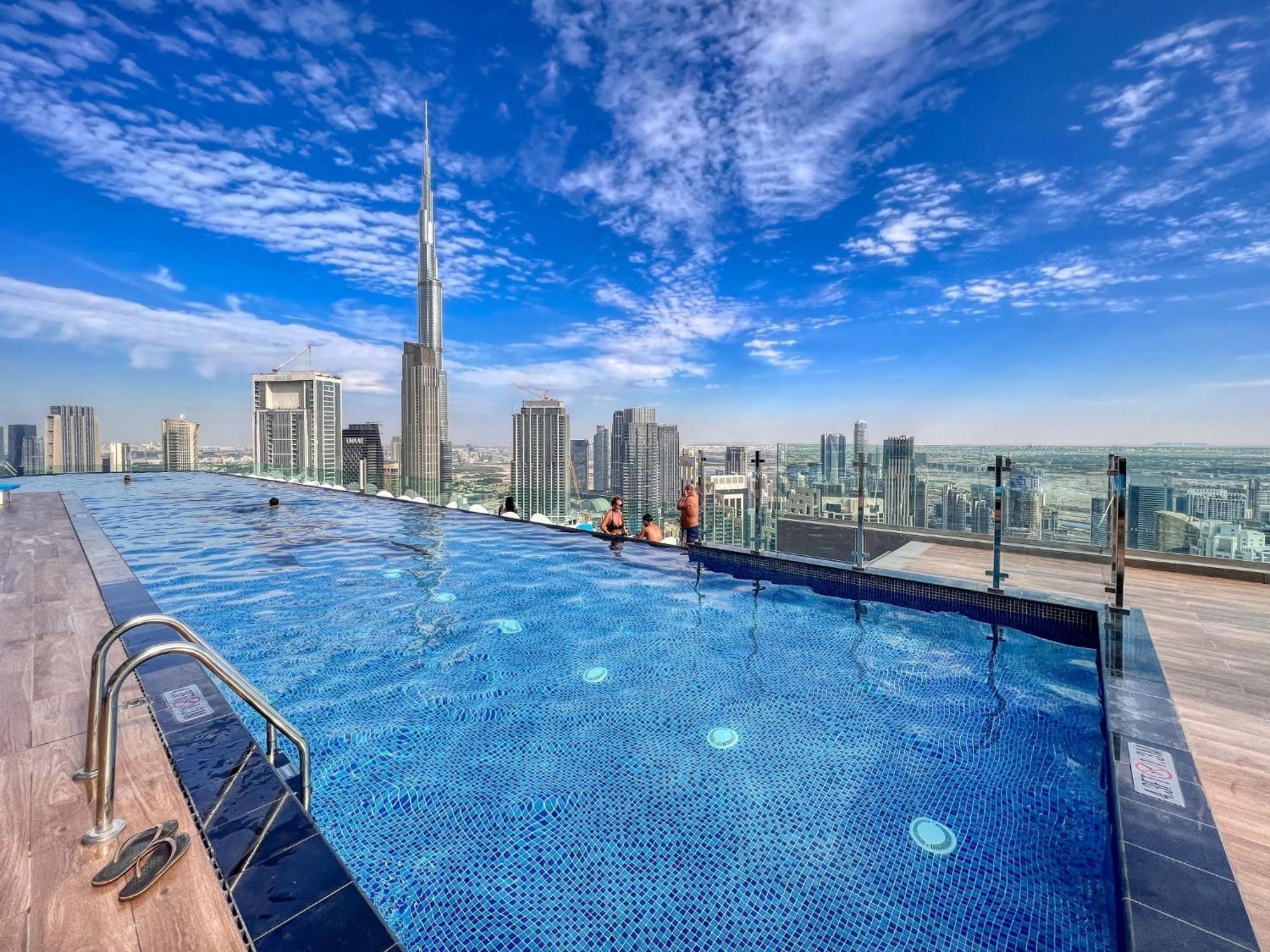 Infinity Pool & Burj Khalifa View L Luxe Paramount Apartment Dubai