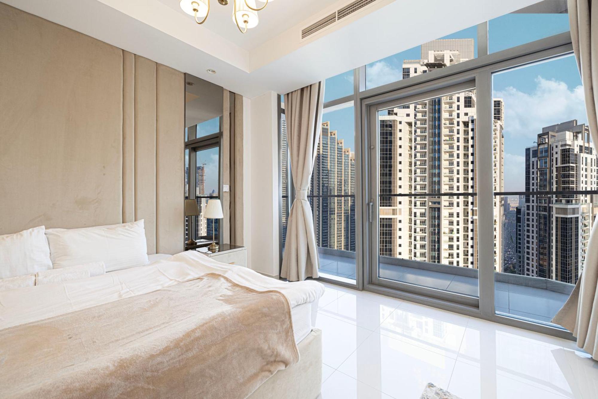 Infinity Pool & Burj Khalifa View L Luxe Paramount
