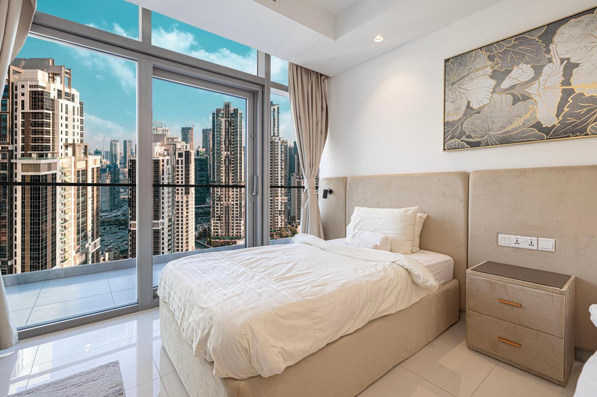 Infinity Pool & Burj Khalifa View L Luxe Paramount Apartment Dubai