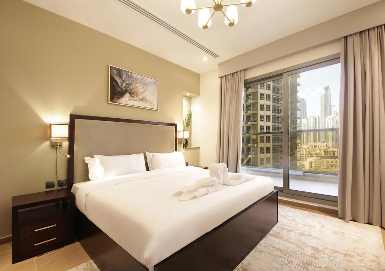 Elegant 2br With Views Downtown Living Dubai