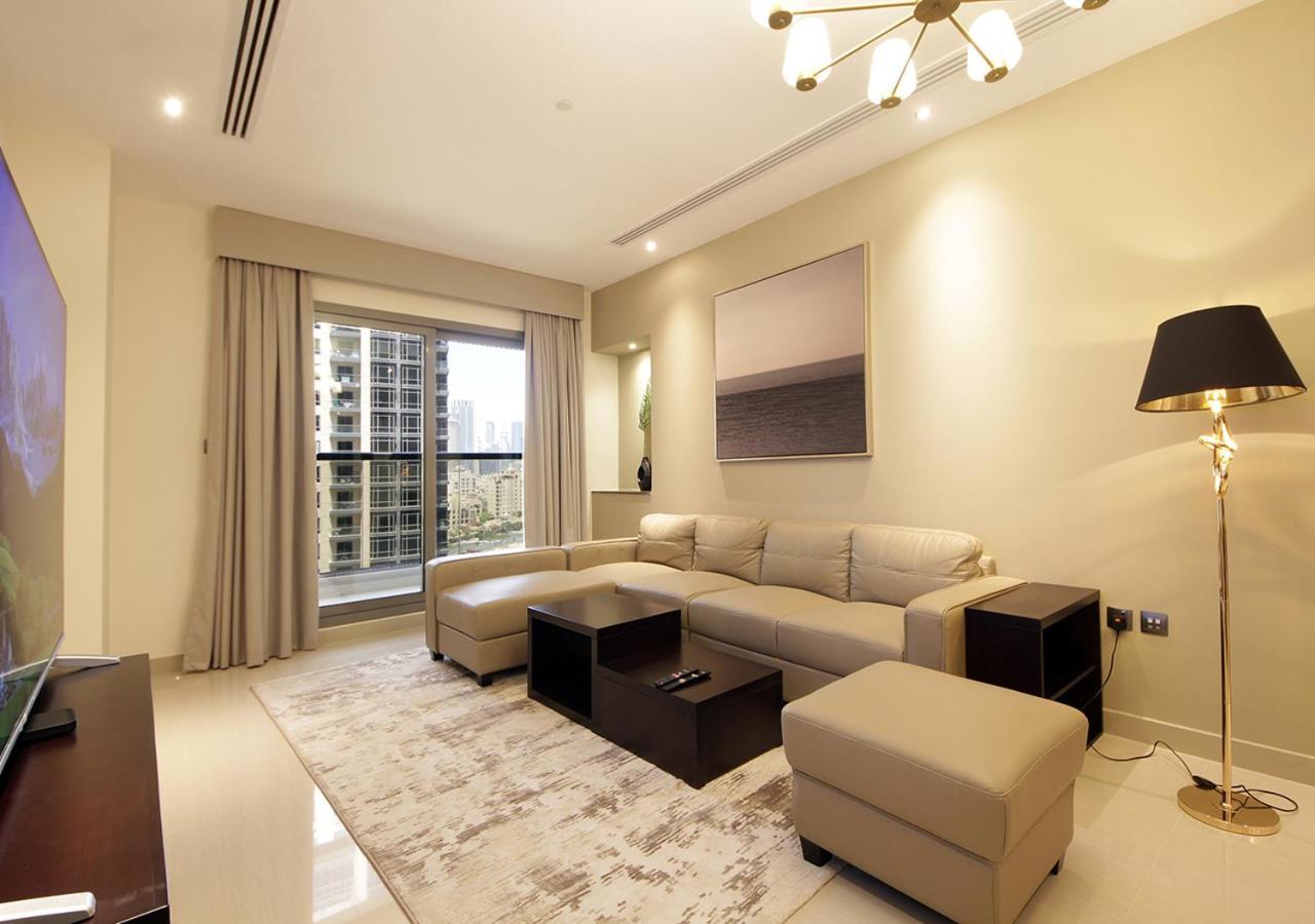 Elegant 2br With Views Downtown Living Dubai