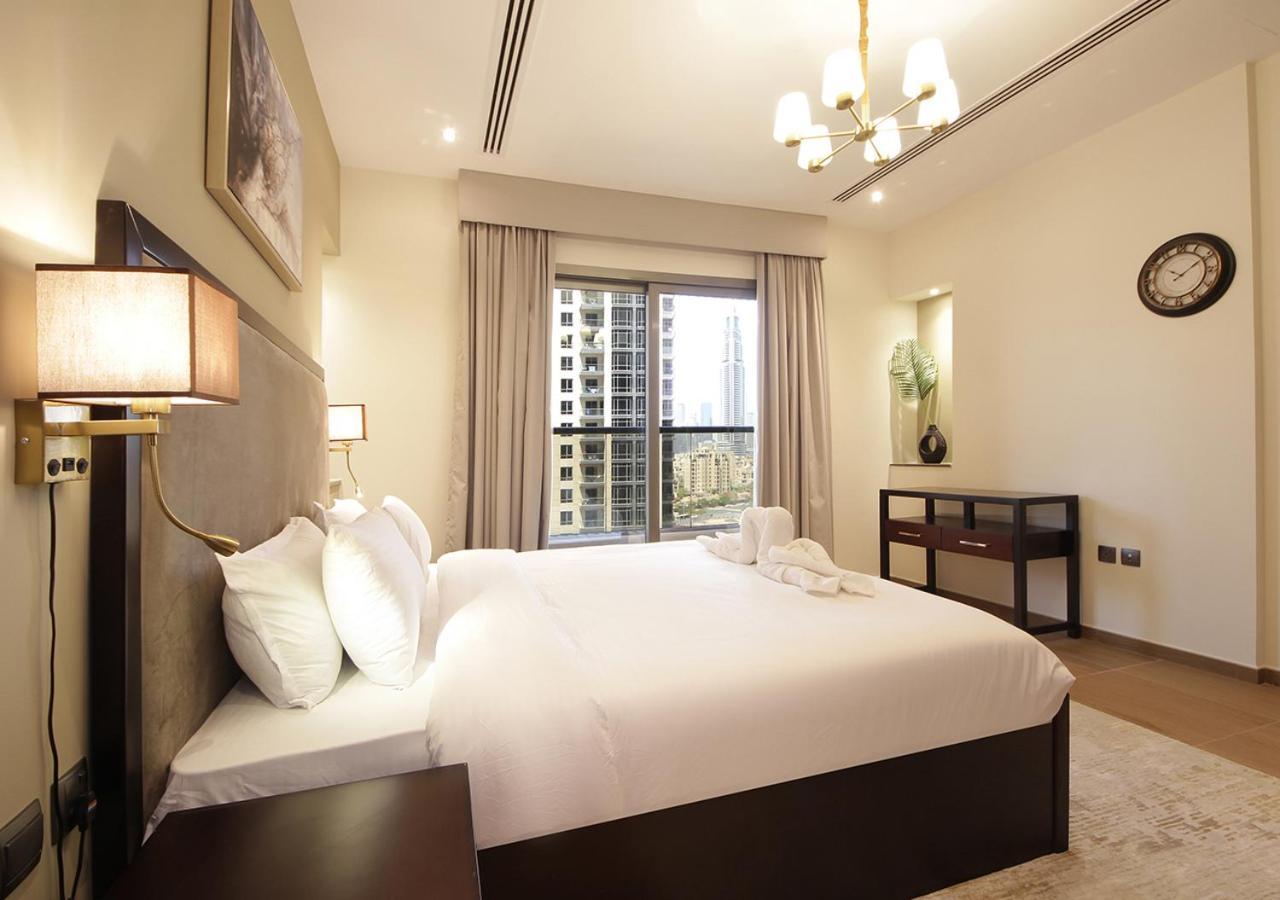 Elegant 2br With Views Downtown Living Apartment Dubai