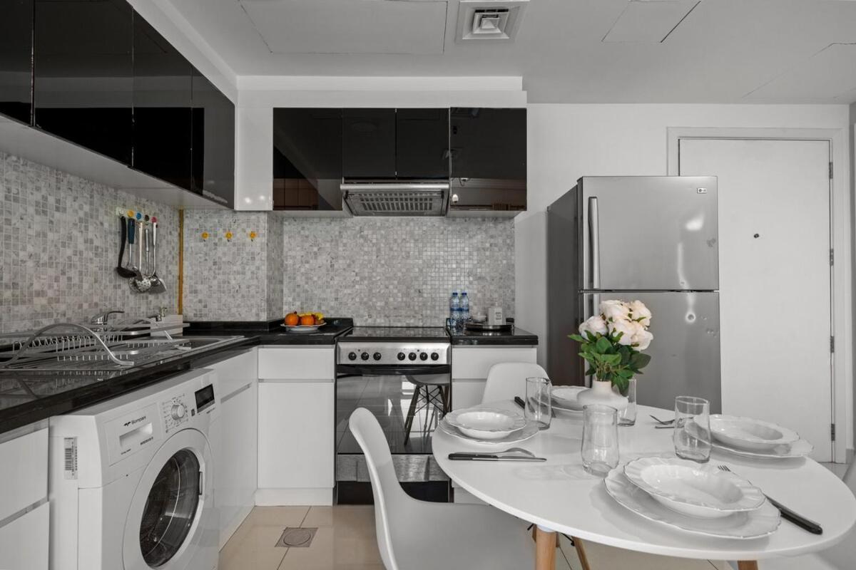 Business Bay By Stayinhomes - 10 Mins Burj Khalifa - 1bed - Parking - Pool - Gym Apartment