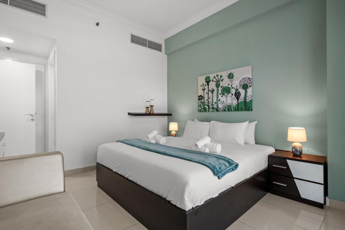 Business Bay By Stayinhomes - 10 Mins Burj Khalifa - 1bed - Parking - Pool - Gym Apartment *