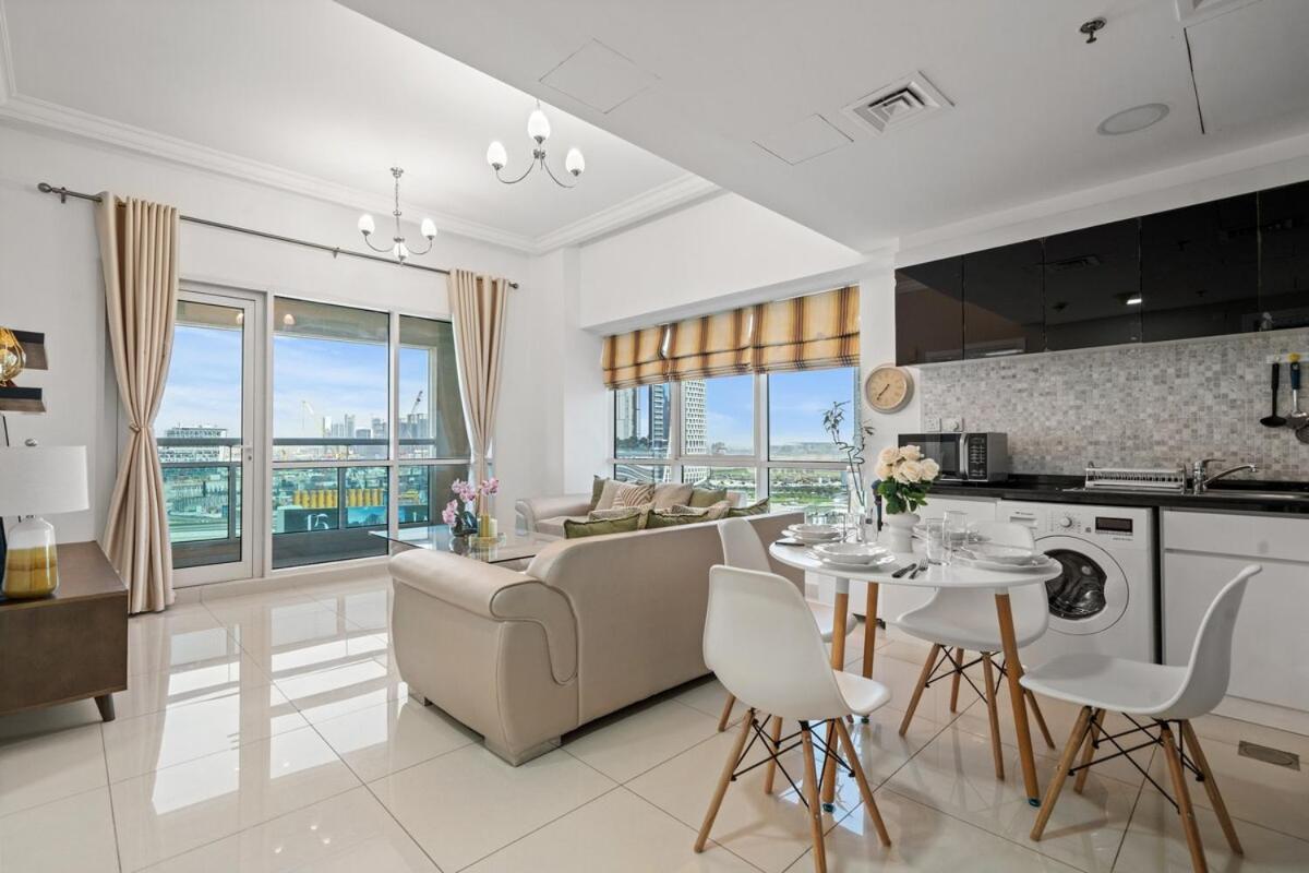 Business Bay By Stayinhomes - 10 Mins Burj Khalifa - 1bed - Parking - Pool - Gym Apartment *