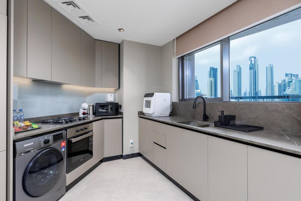 Waves - Elegant Waterfront Living In Dubai's Business Bay *