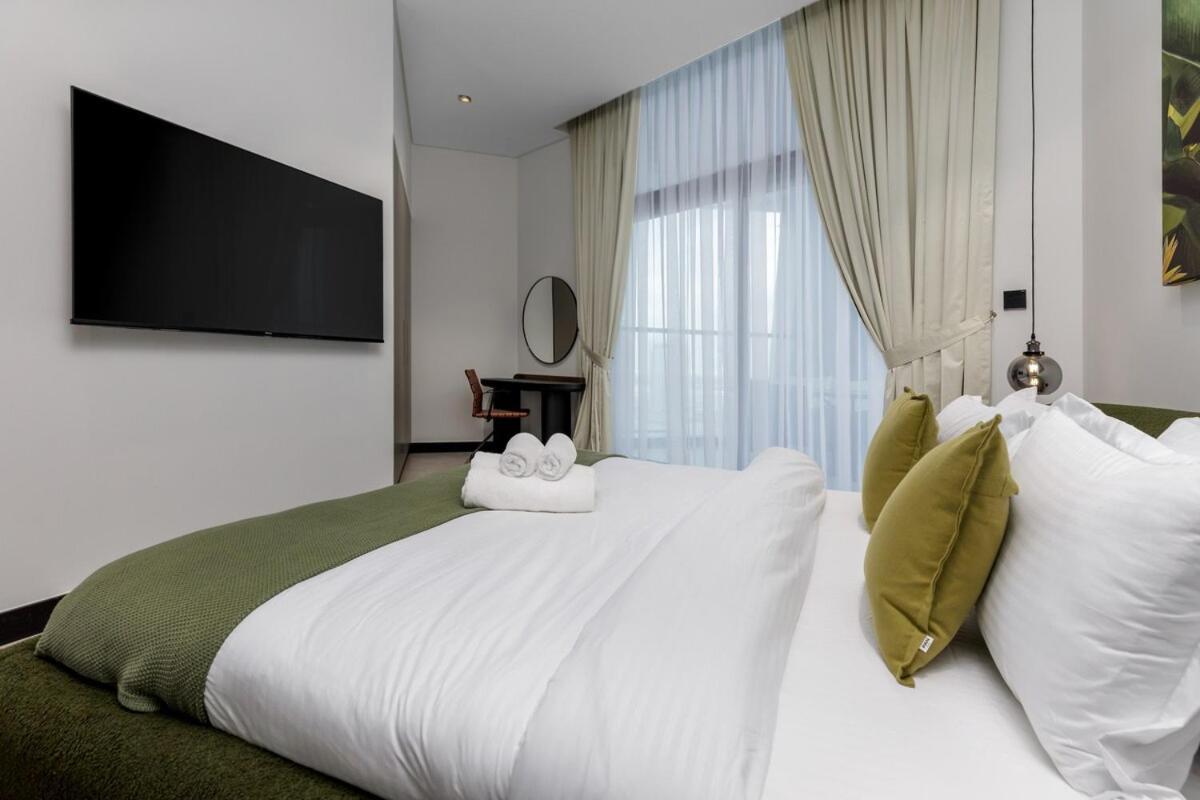 Waves - Elegant Waterfront Living In Dubai's Business Bay Dubai