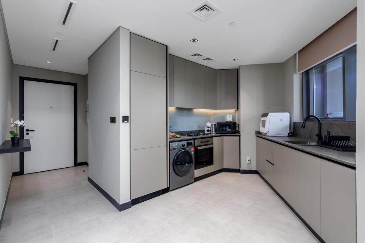 Apartment Waves - Elegant Waterfront Living In Dubai's Business Bay Dubai