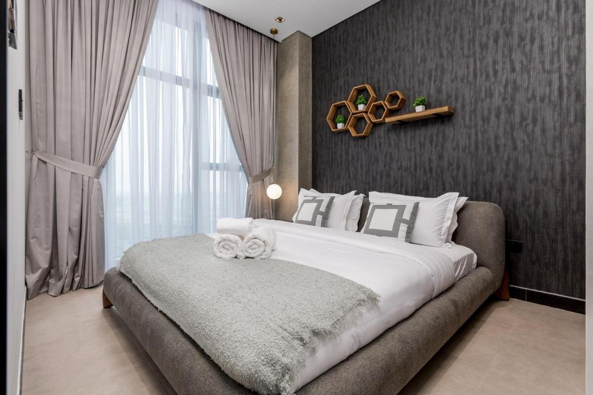 Waves - Elegant Waterfront Living In Dubai's Business Bay Apartment