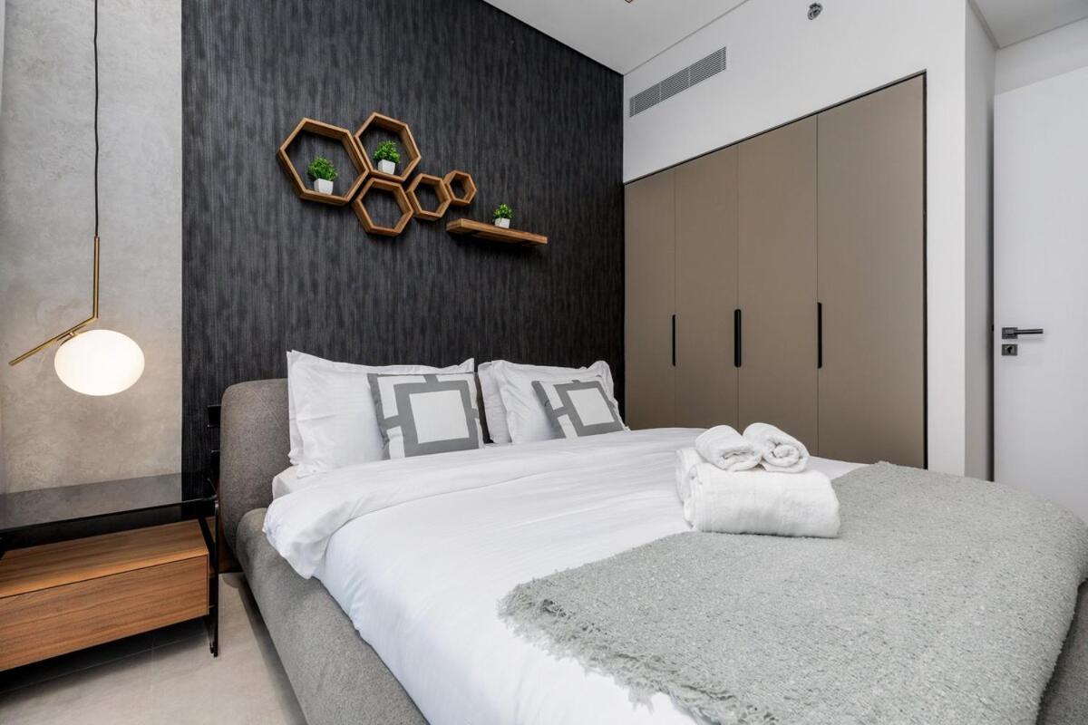Waves - Elegant Waterfront Living In Dubai's Business Bay Apartment *
