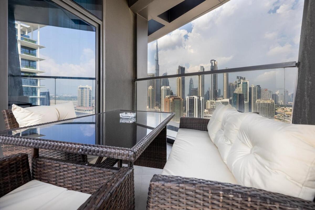 Waves - Elegant Waterfront Living In Dubai's Business Bay