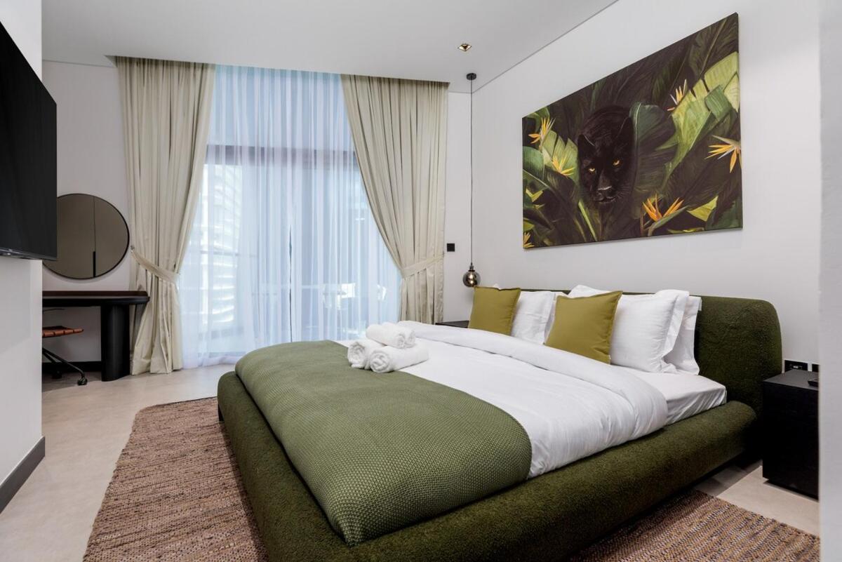 Apartment Waves - Elegant Waterfront Living In Dubai's Business Bay Dubai