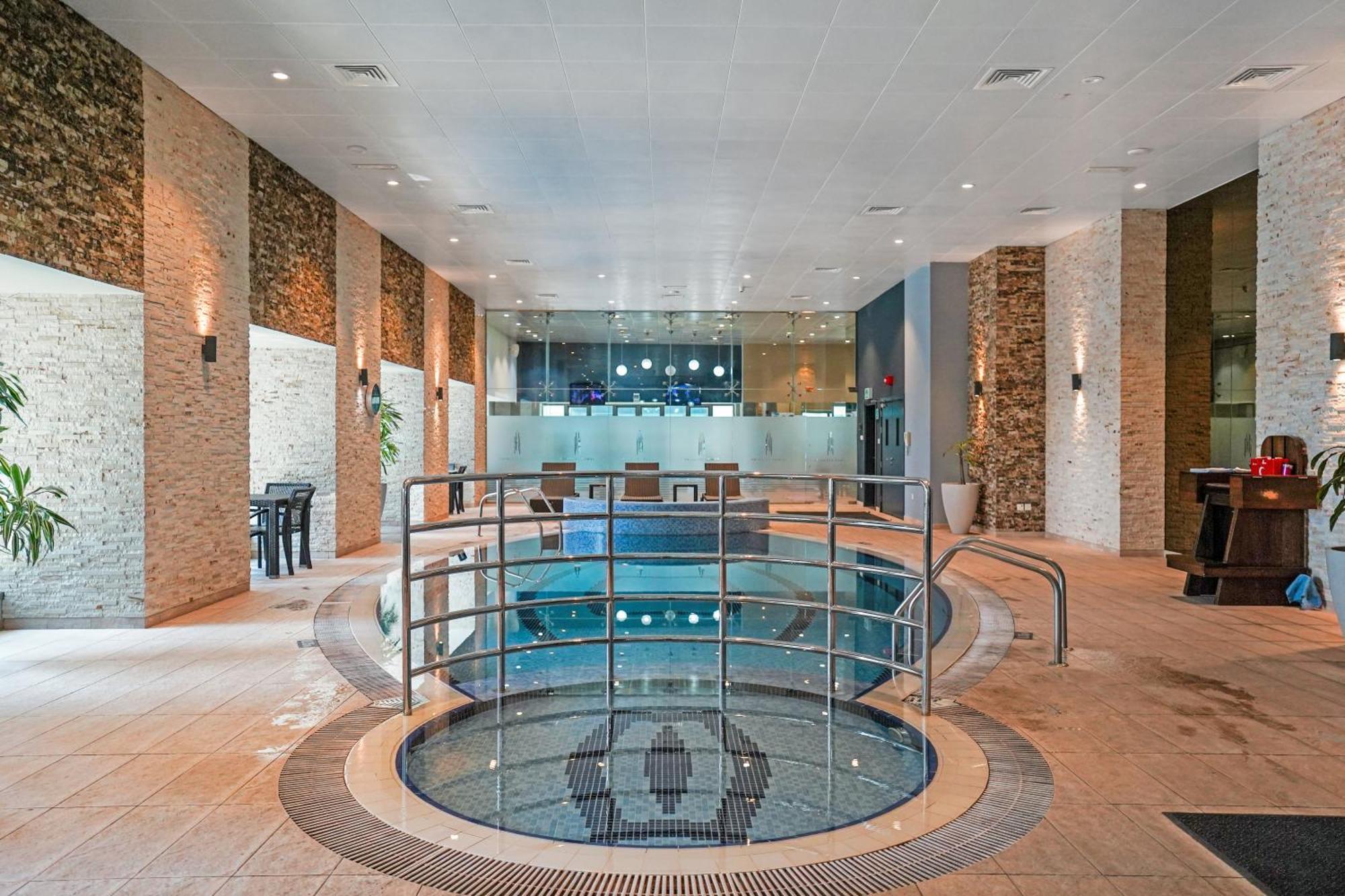 49- Panoramic Views From Luxe 2br Princess Tower Apartment- Free Parking - Walk To Tram