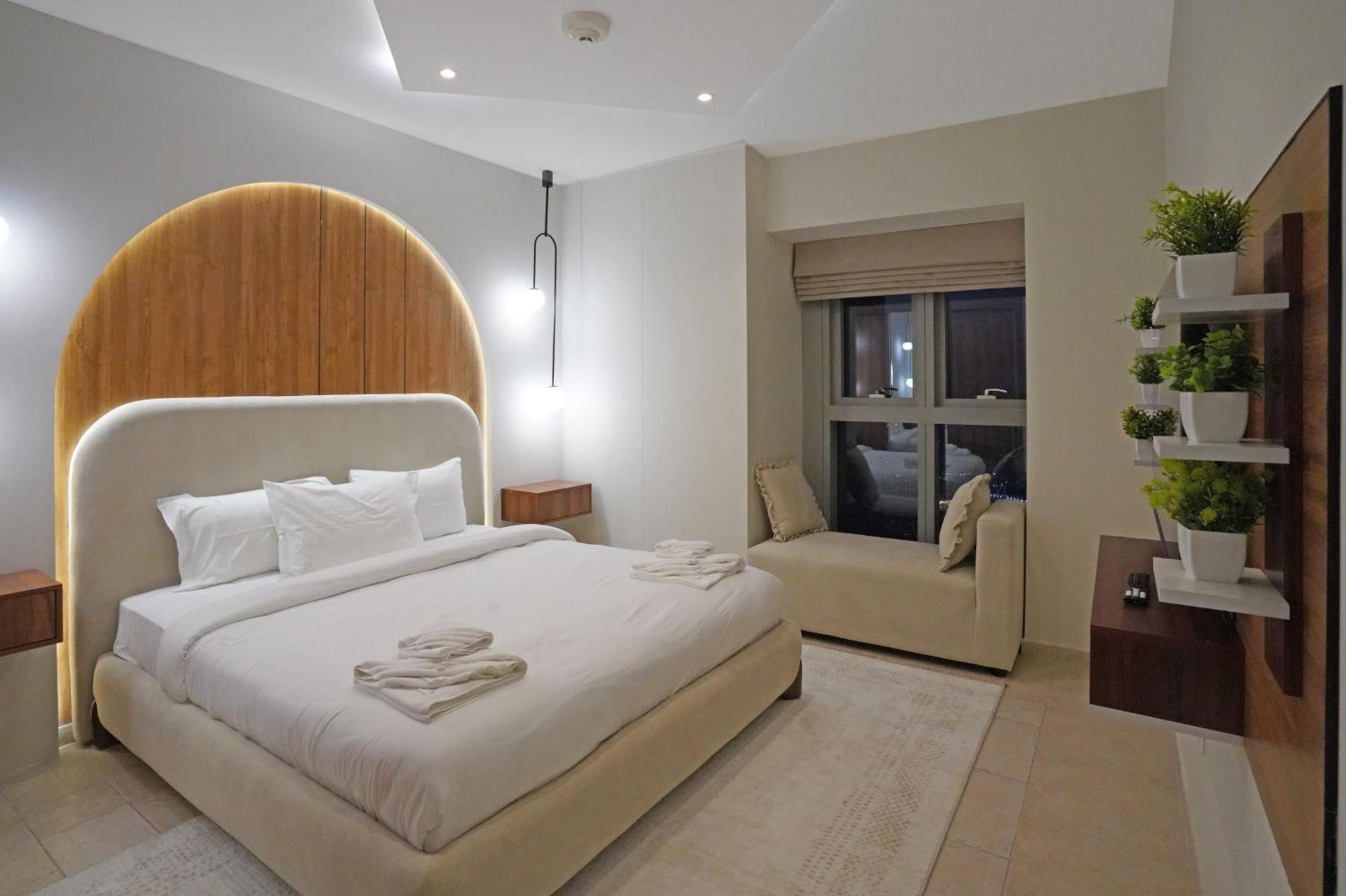 49- Panoramic Views From Luxe 2br Princess Tower Apartment- Free Parking - Walk To Tram Dubai