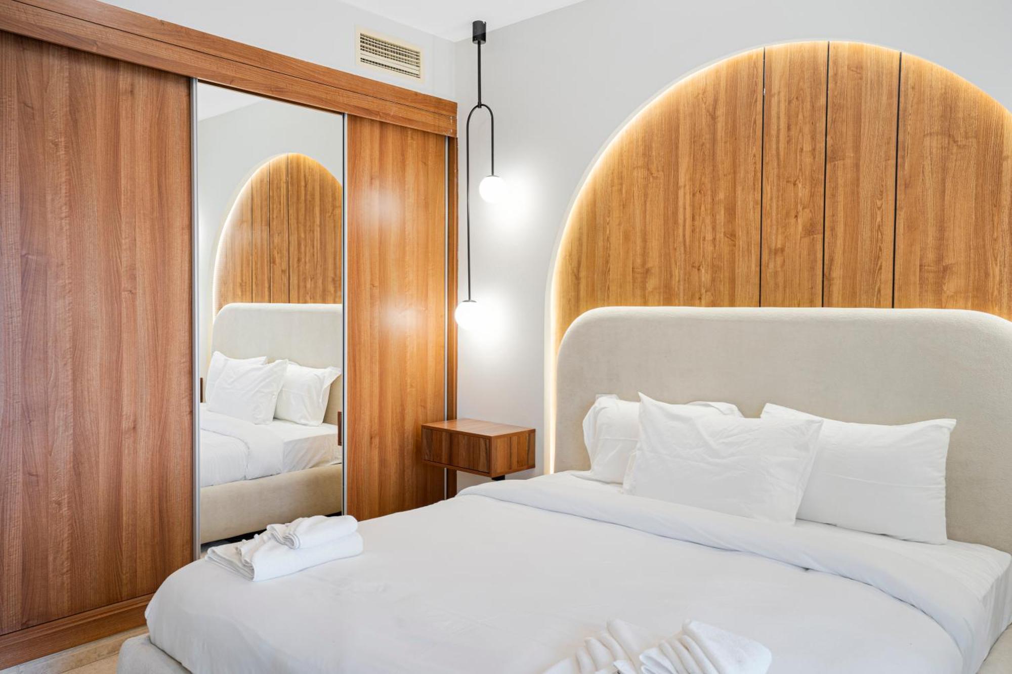 Apartment 49- Panoramic Views From Luxe 2br Princess Tower Apartment- Free Parking - Walk To Tram *