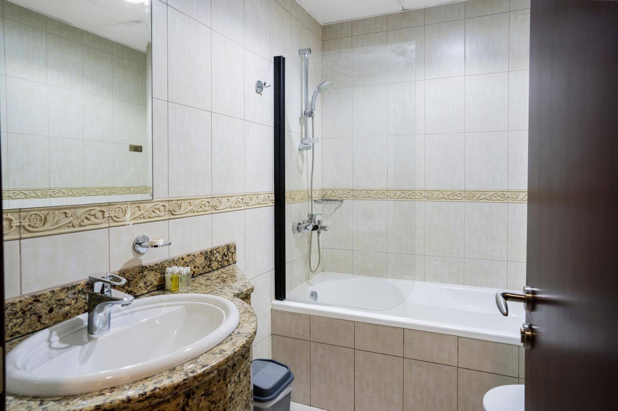 49- Panoramic Views From Luxe 2br Princess Tower Apartment- Free Parking - Walk To Tram