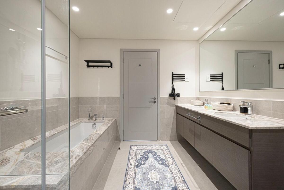 Apartment Downtown Stunning 4br With Amazing Pool & Amenities