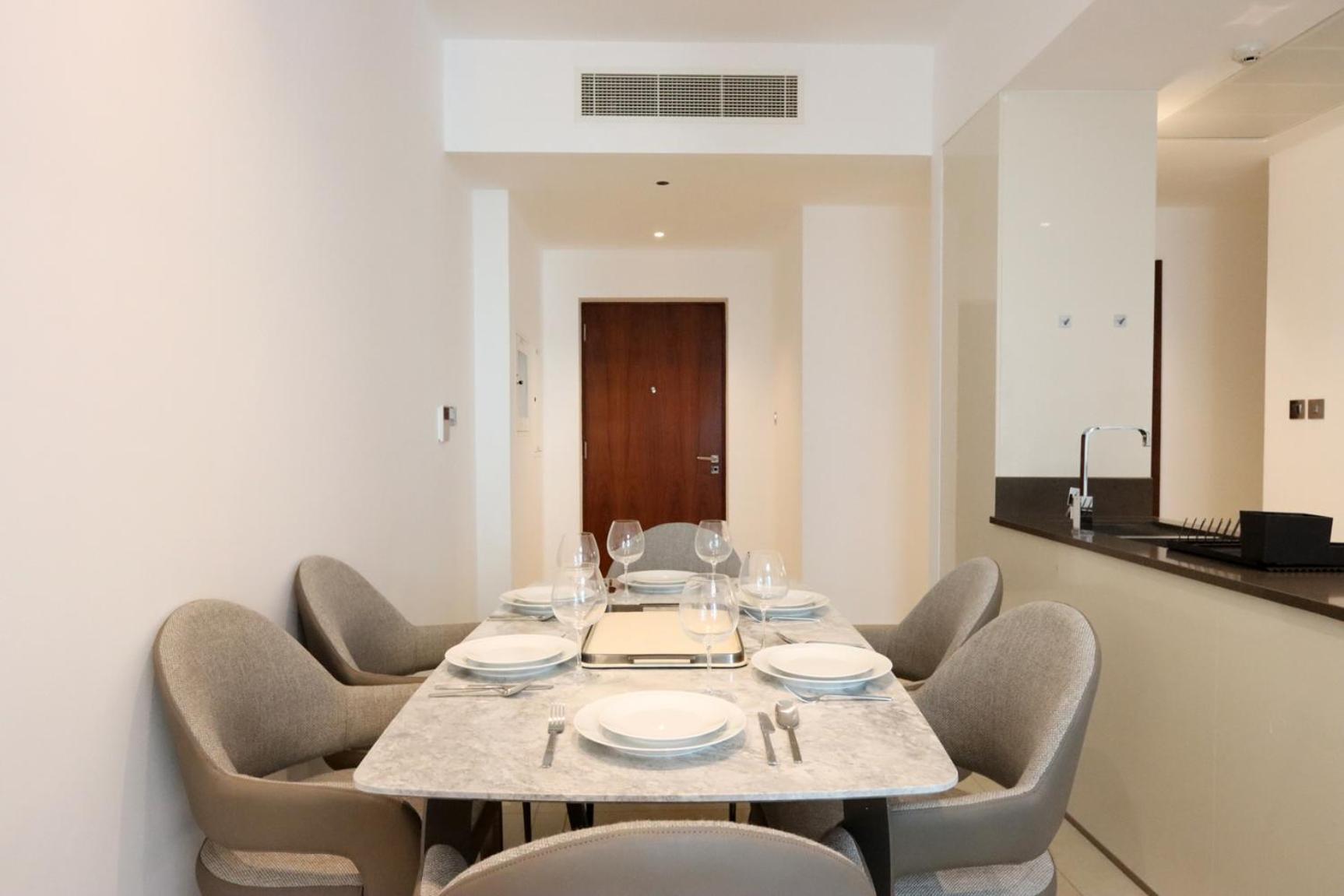 Luxury 2br Waterfront Oasis In Marinagate - Livbnb *