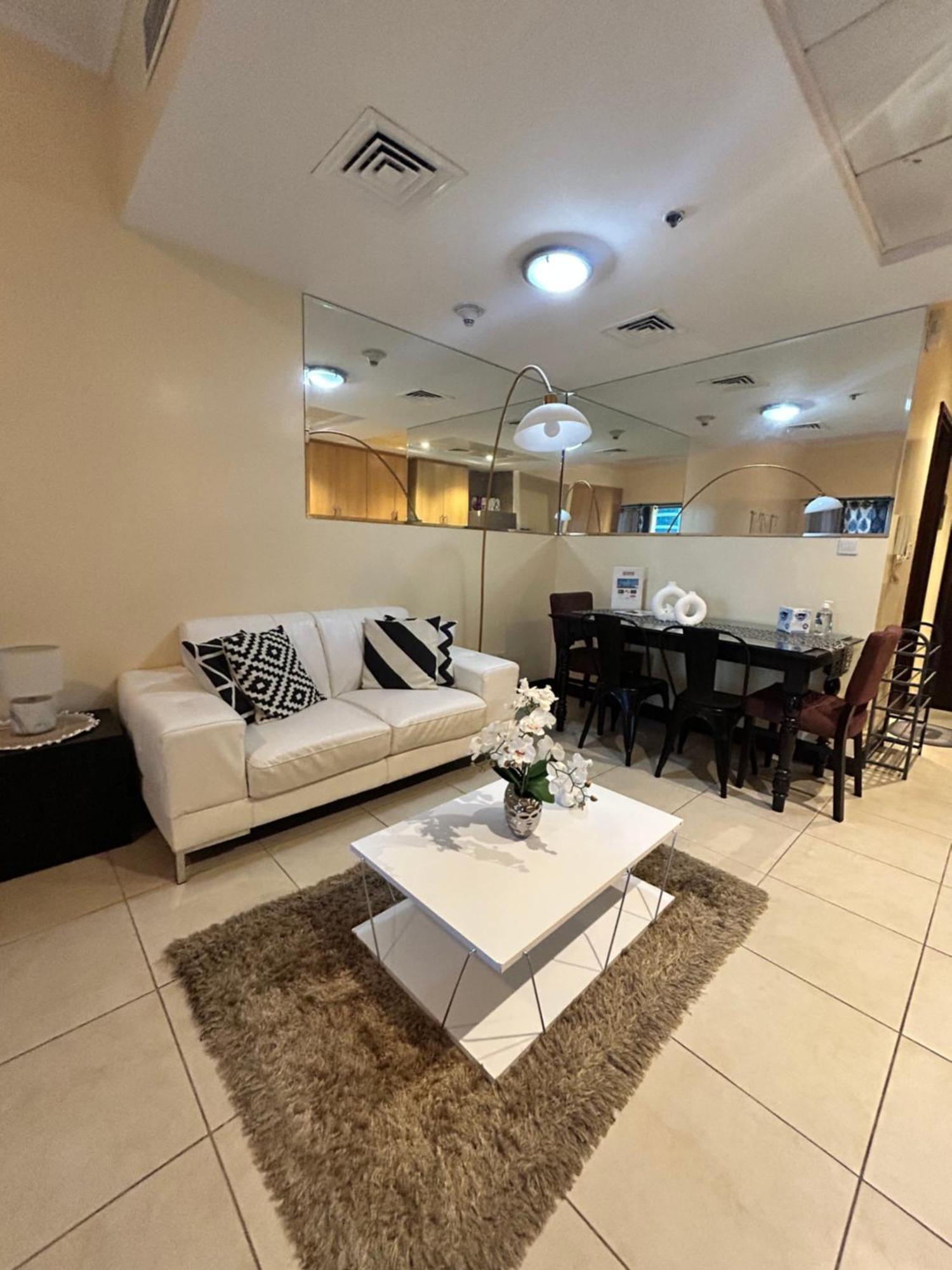 Click Stay - Jlt - Studio & Balcony Lakes View Entire Apartment -Jn Apartment