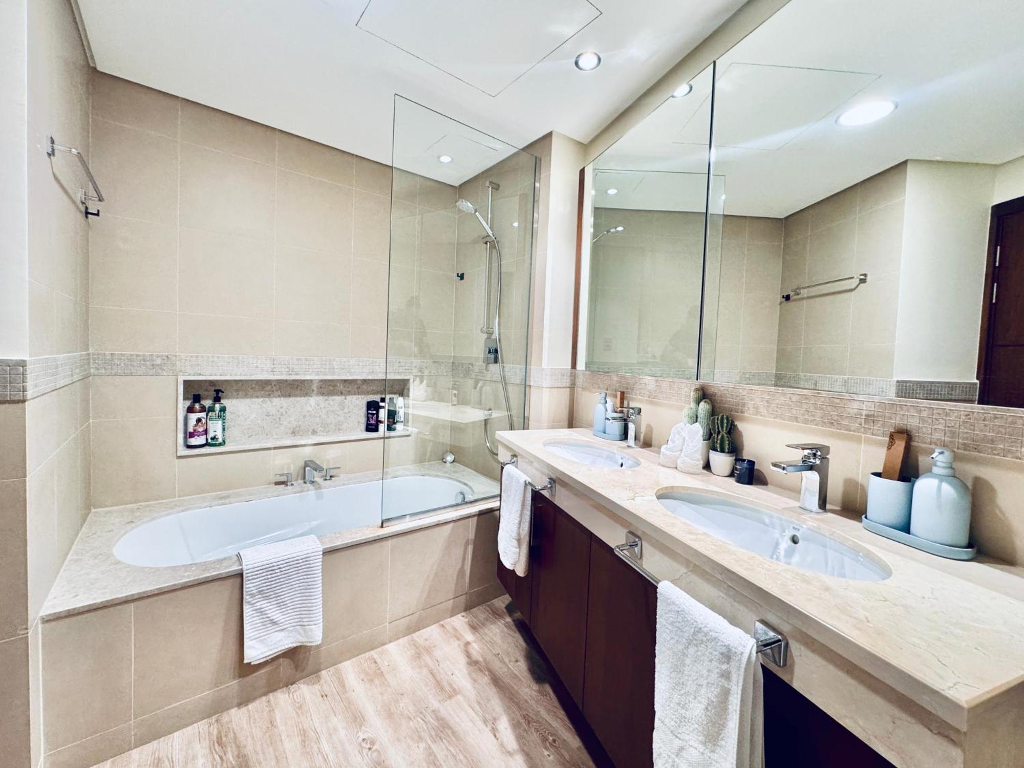 Burj Vista Luxury 2br ,full Burj Khalifa View ,direct Mall & Metro Access *