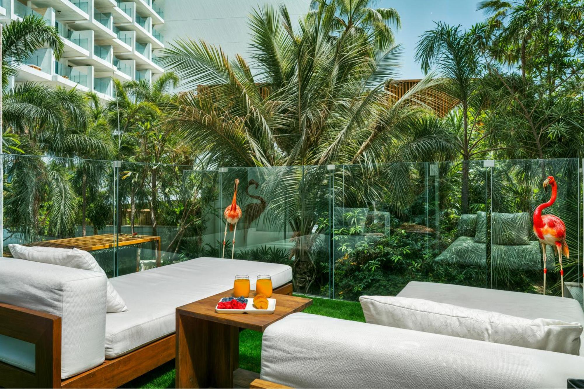 Luxe With Pool View - Lush Greenery I Access Apartment *