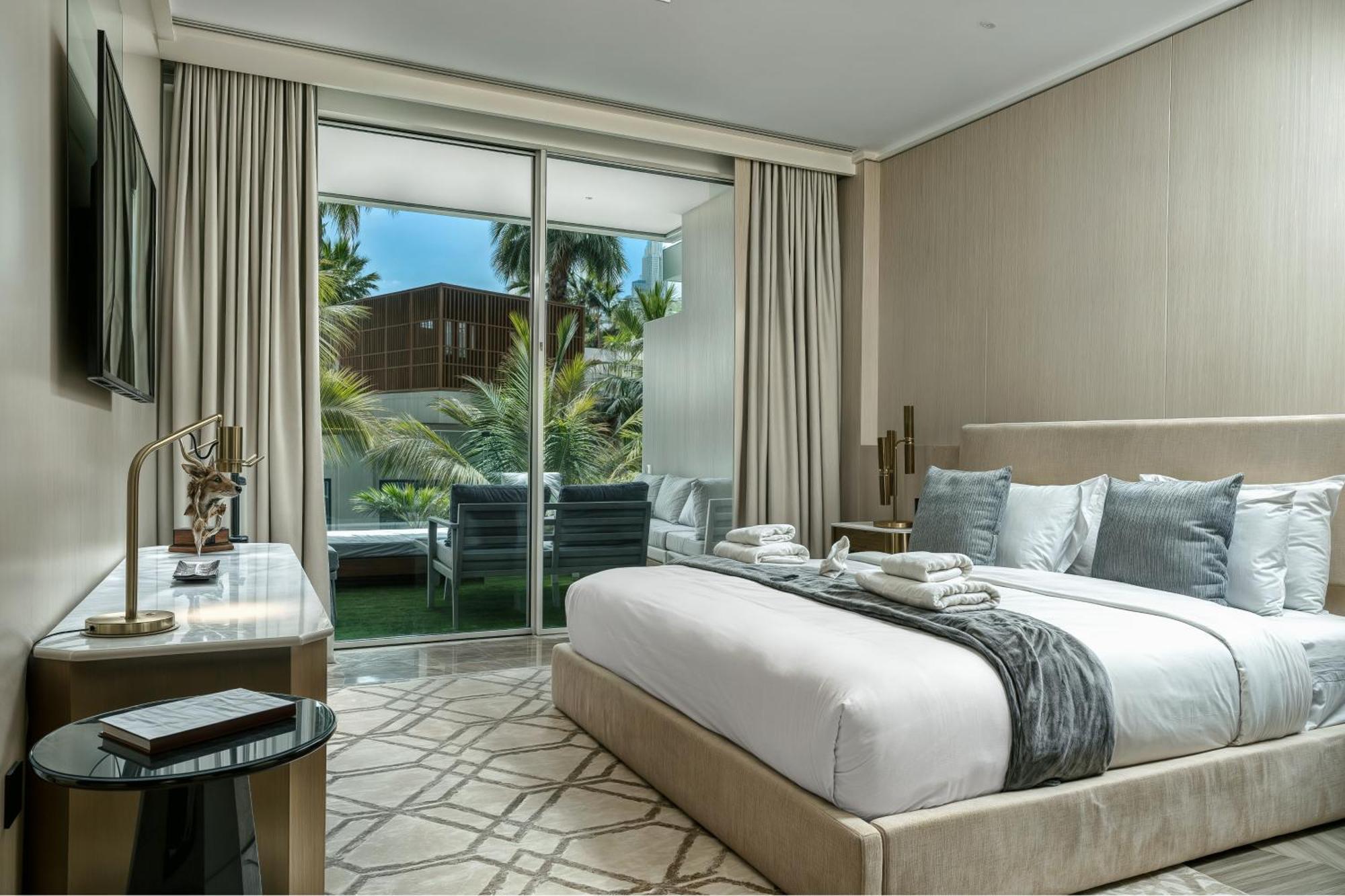 Luxe With Pool View - Lush Greenery I Access Apartment *