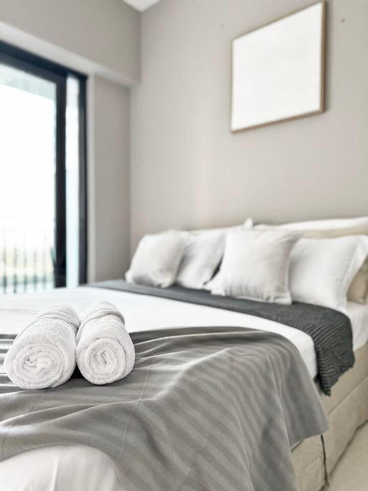 Canal Luxe Burj 1br Sleeps 4 With Pool And Gym Apartment Dubai