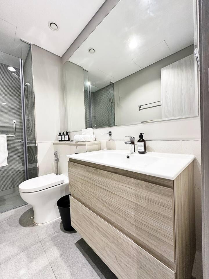Apartment Canal Luxe Burj 1br Sleeps 4 With Pool And Gym Dubai