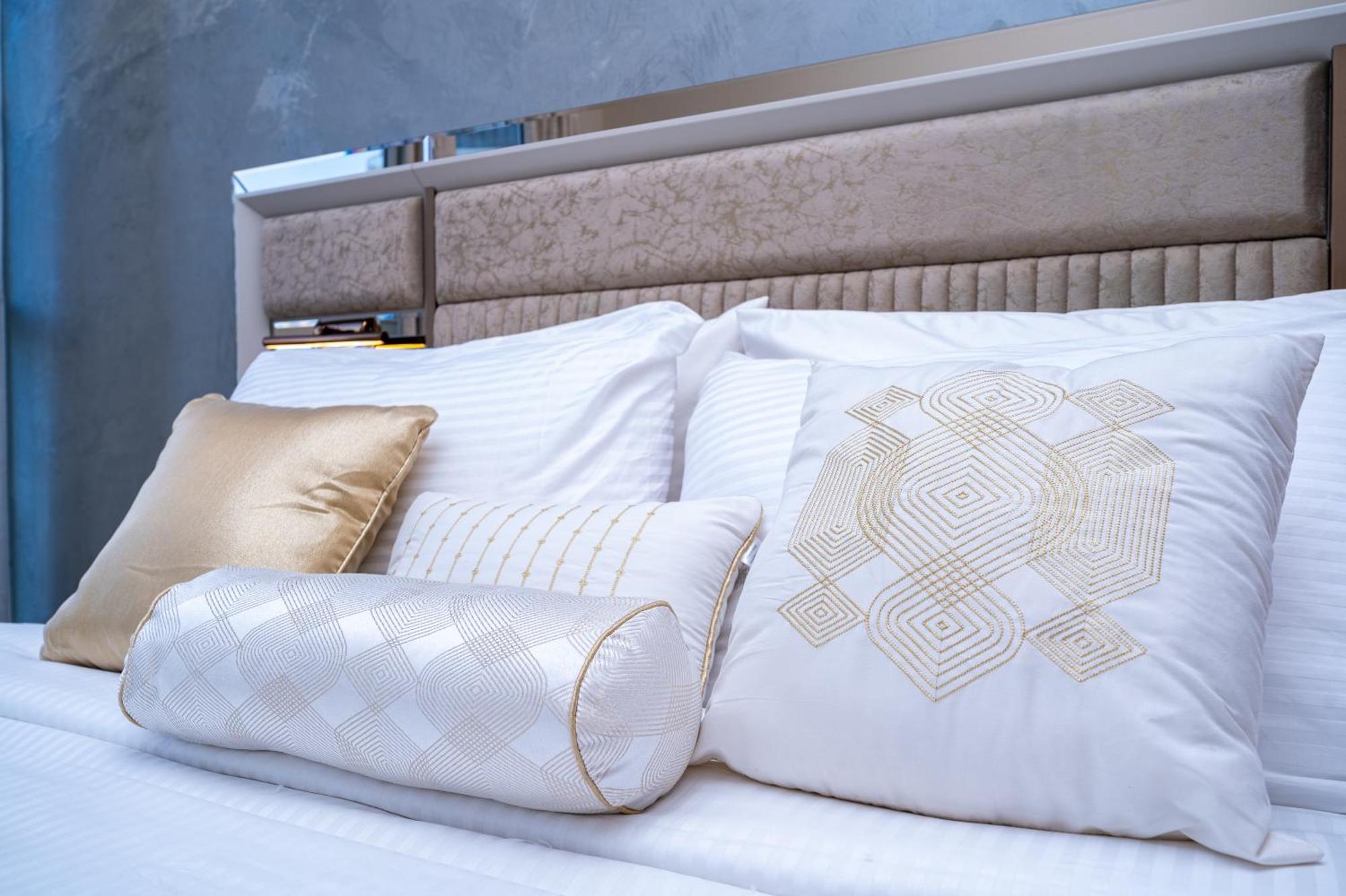 Escape 24 - Luxury Dunya Tower Downtown Near Mall * Dubai