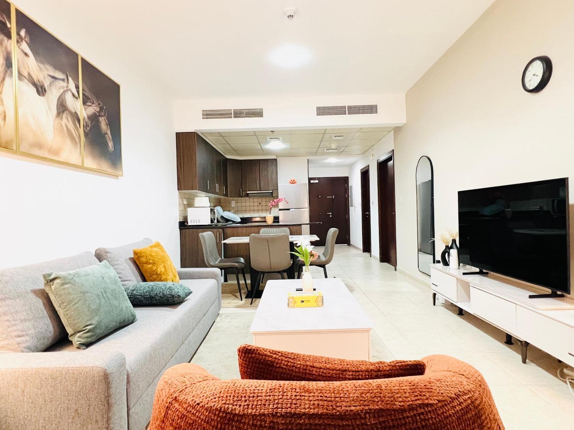 1 Bedroom Flat, Luxury Amenities, Opp & Club With Free Parking In Marina *