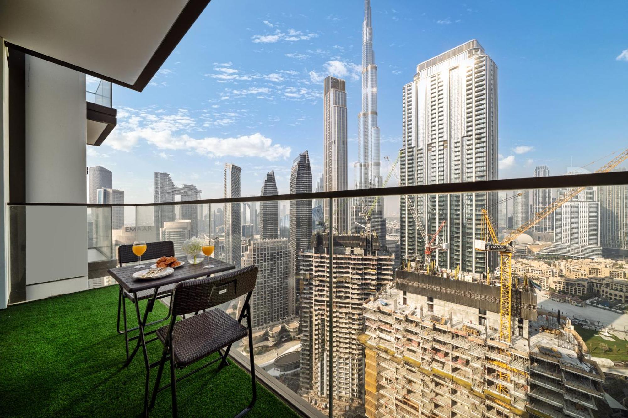 Apartment Luxury One Bedroom With Full Burj Khalifa View & Fountain View By Delujo *