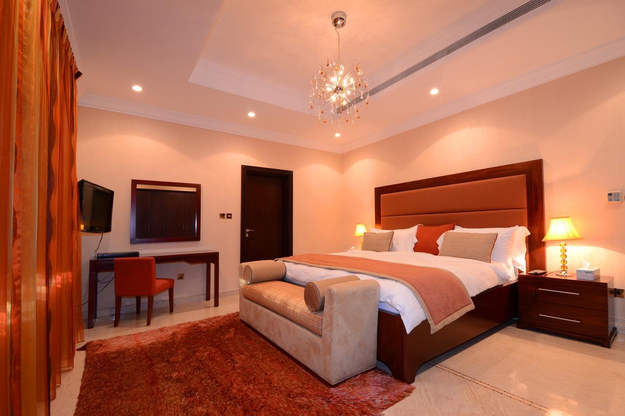 Six Bedroom Palm Jumeirah Villa *