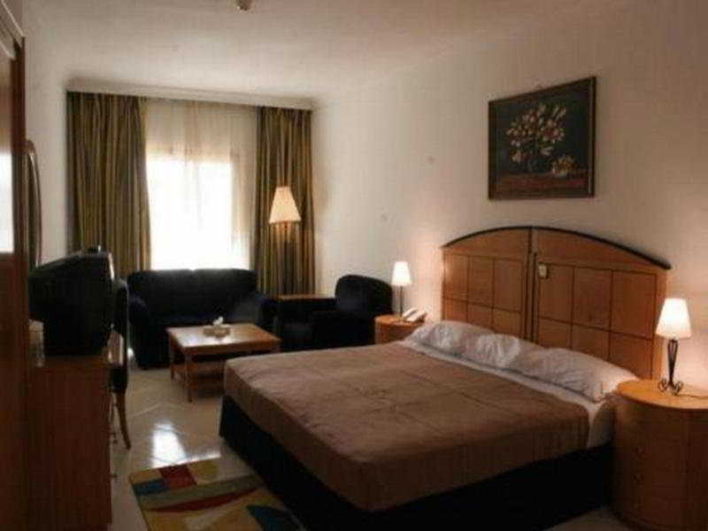Dolphin Aparthotel 3*