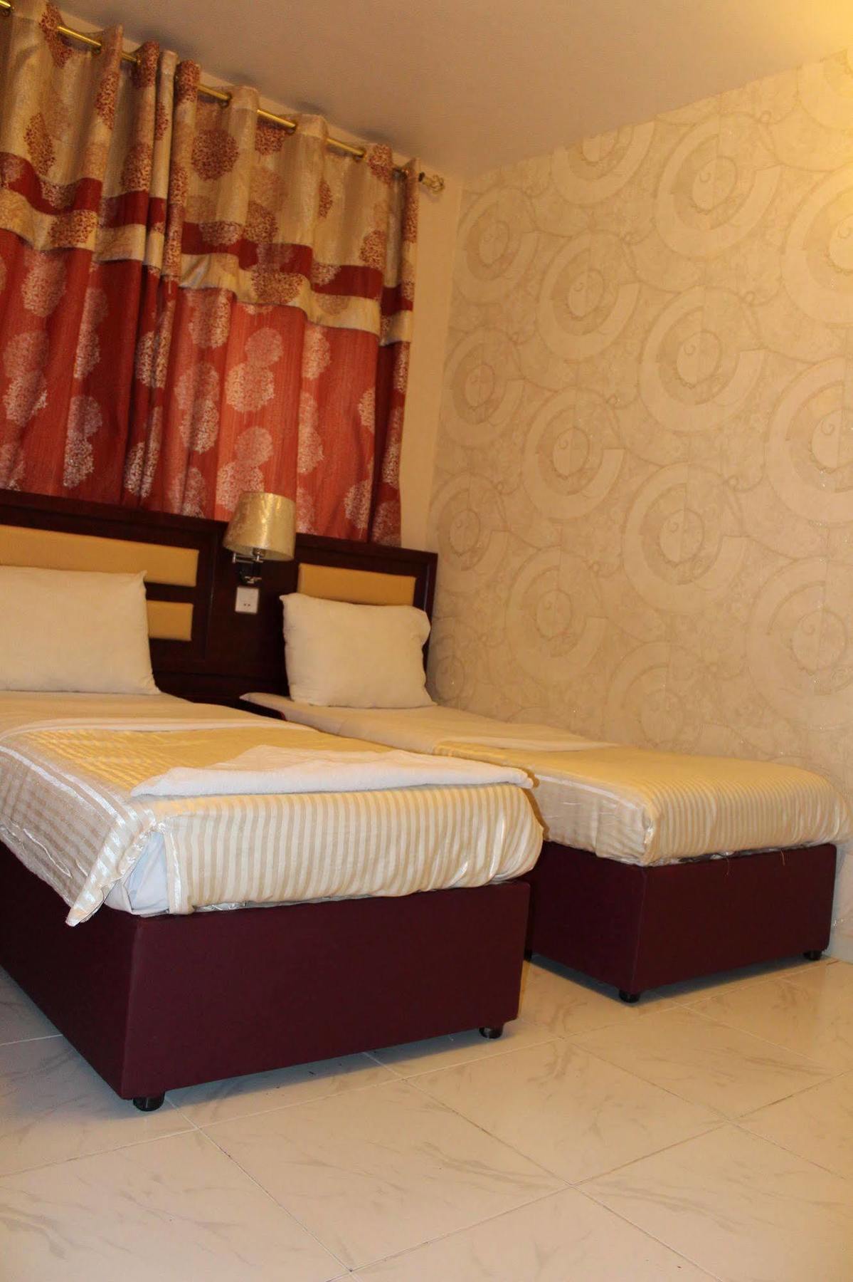 Sutchi Hotel *