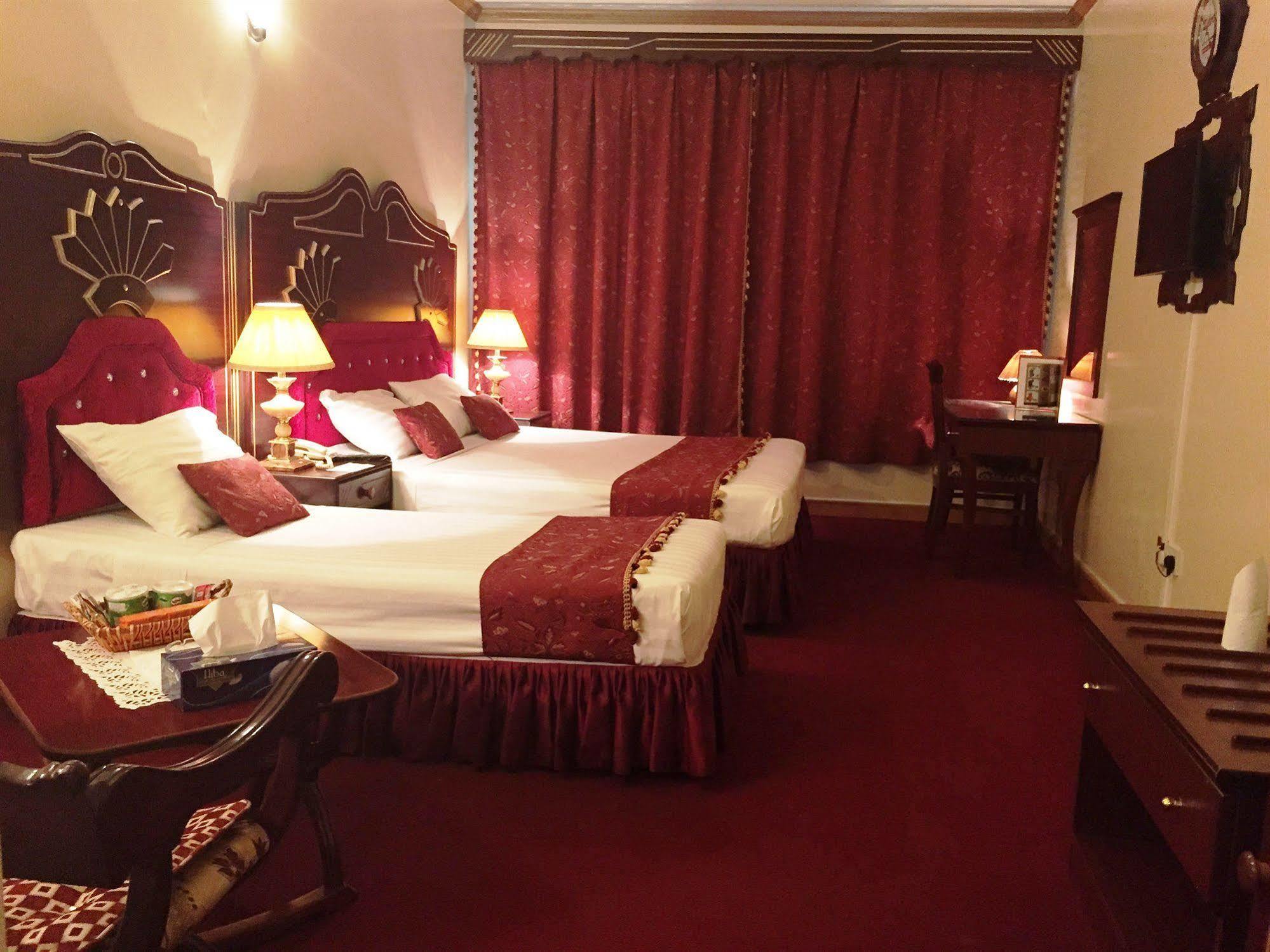 Kings Square Llc Hotel