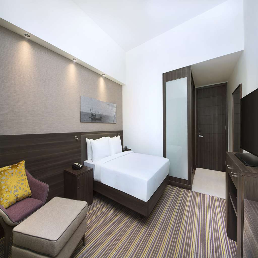 Hampton By Hilton Airport 3*