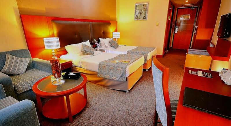 Landmark Summit Hotel 4*