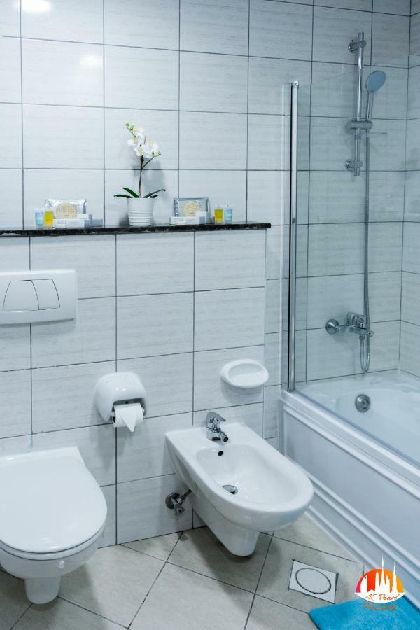 Two Continents Holiday Homes - Two Steps To Marina Walk Apartment *