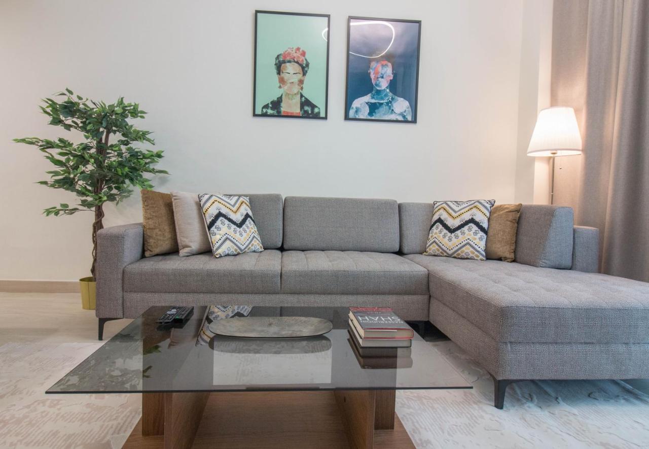Daire Cozy 1br With Pool And Gym 10mins Away By Drive To Dxb Airport *