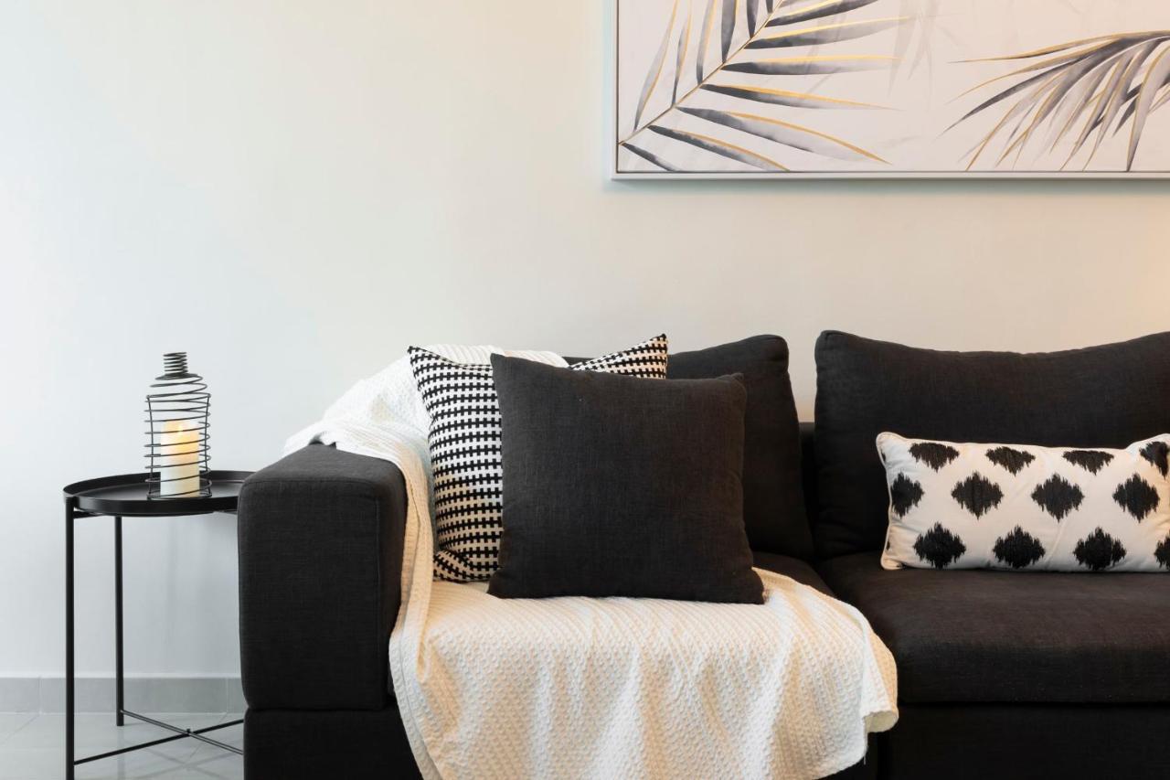 Guestready - Monochromatic Adventure * Dubai