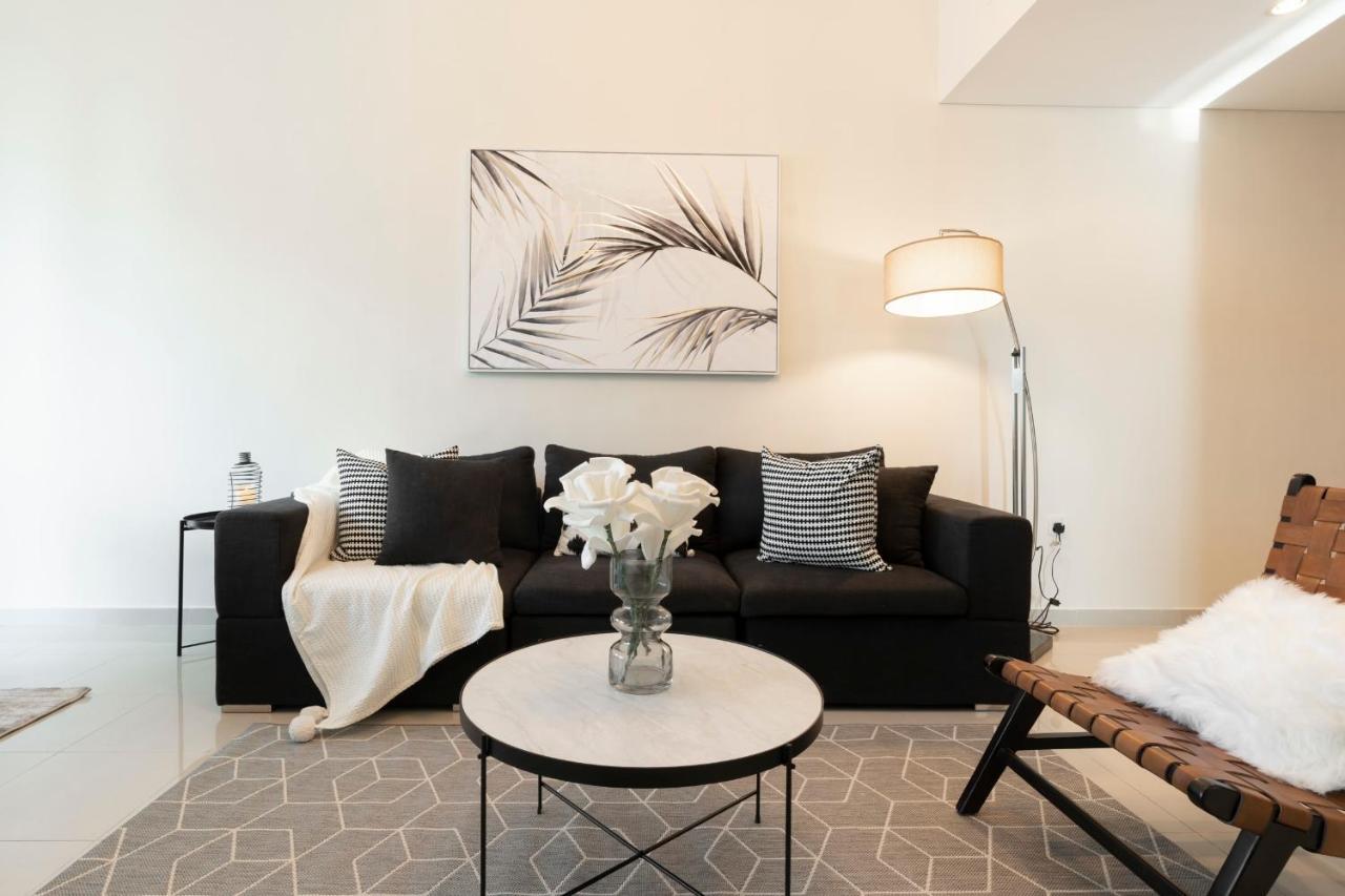 Guestready - Monochromatic Adventure Dubai