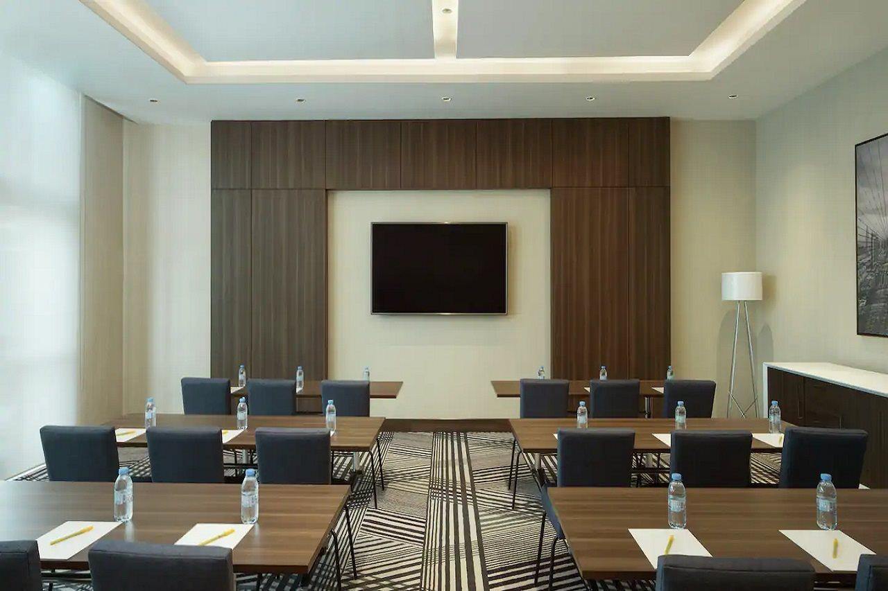 Hampton By Hilton Airport Otel 3*