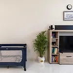 Bright & Cozy, Near Metro & Downtown, Pool, Gym