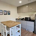 Bungalow 8 - Luxury 1-Bedroom Guest House In Jvt