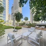 Vayk - Sophisticated 2-Bedroom With Stunning Beachfront Views