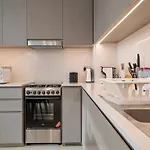 High-Rise 2-Bed Home With Stunning City Views 205Gr-2