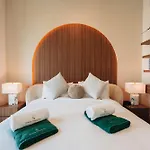 Stylish 2-Bedroom Luxury Stay In Downtown Dubai With Burj Khalifa & Fountain Views